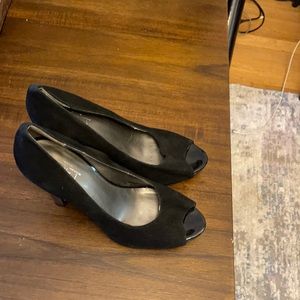 Nice black shoes that goes with anything you want to put it on.